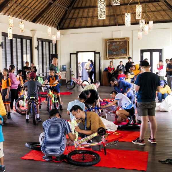 Philips APAC Connect 2024 attendees in teams, building bikes for the locals.